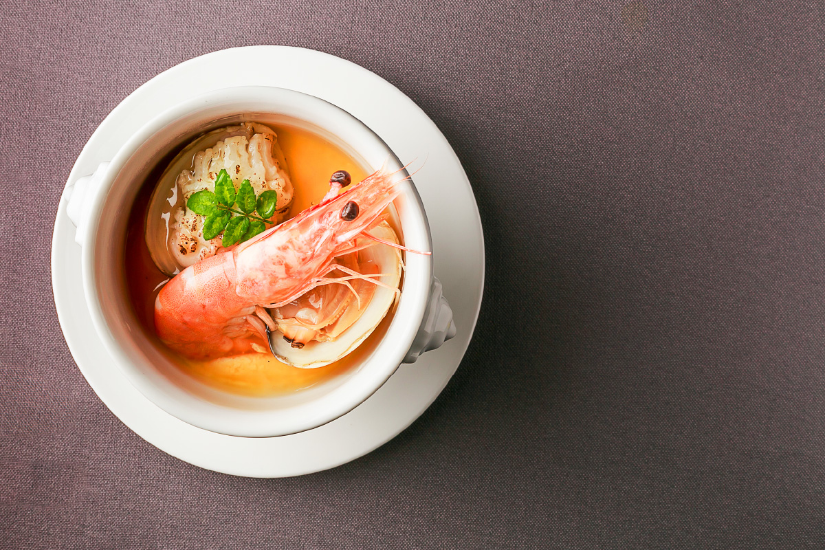 季節のお吸い物（春夏は旬の海幸 季節のお吸い物・秋冬は茸と海老 香り野菜の茶碗蒸）