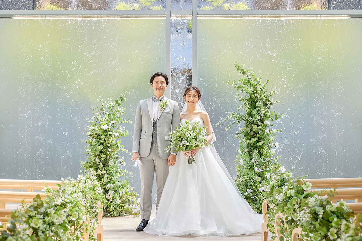 水が流れる背景をバックに記念撮影