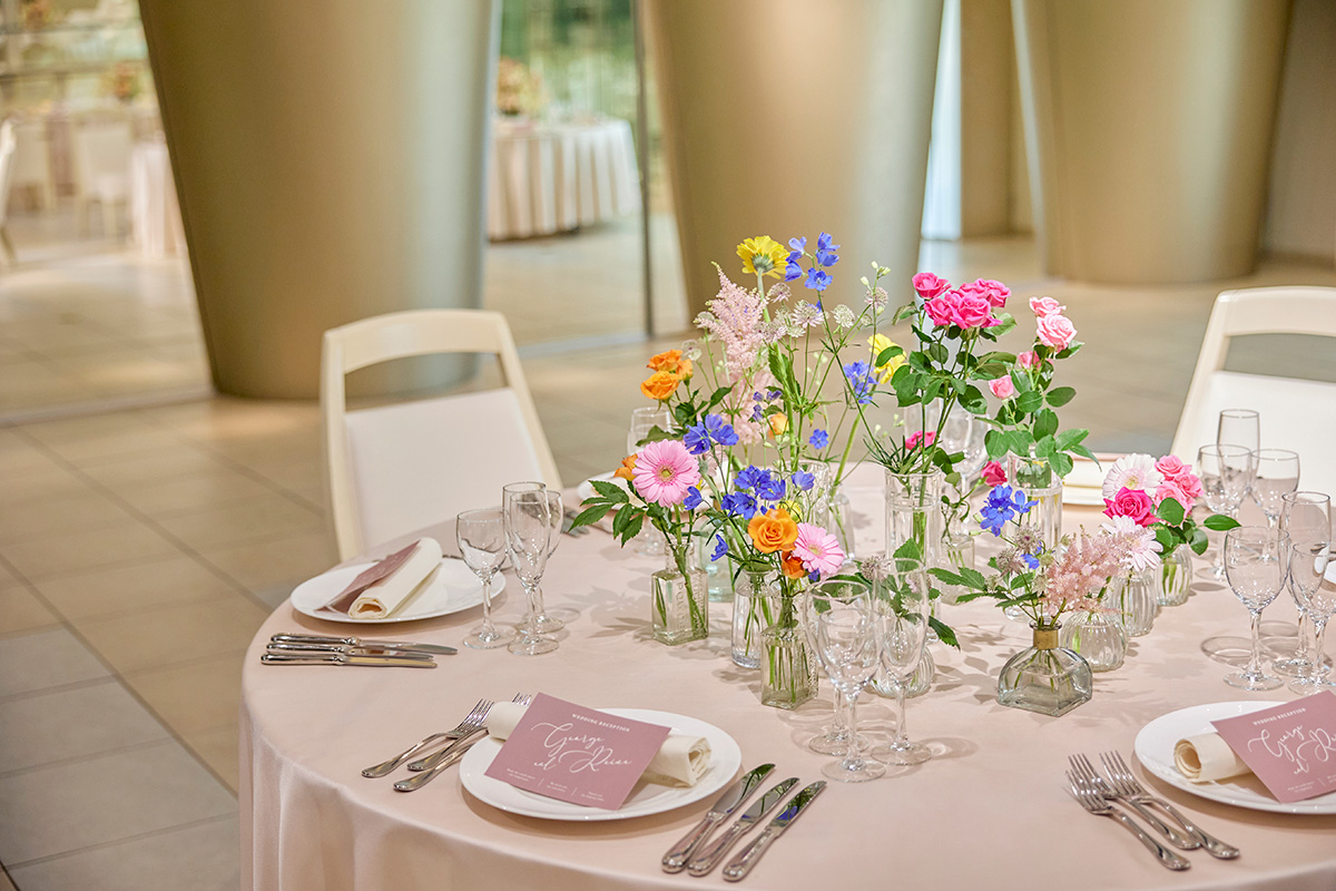 色とりどりのお花を添えて